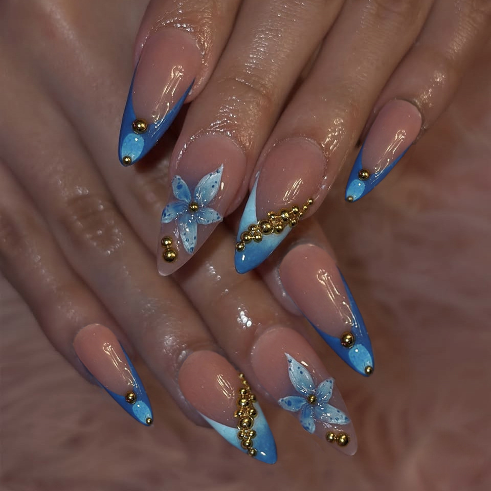 Pressed Flower Art - Nude nepnagels met roze blauwe bloemenprint,